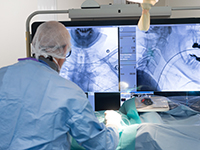 Un radiologue observe deux écrans de contrôle - La Prévention Médicale